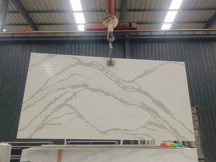 Wholesale-White-Color-Calacatta-Quartz-for-Countertops-Vanity-Tops-Floor-Tile-Wall-Tile.webp (3)(001)